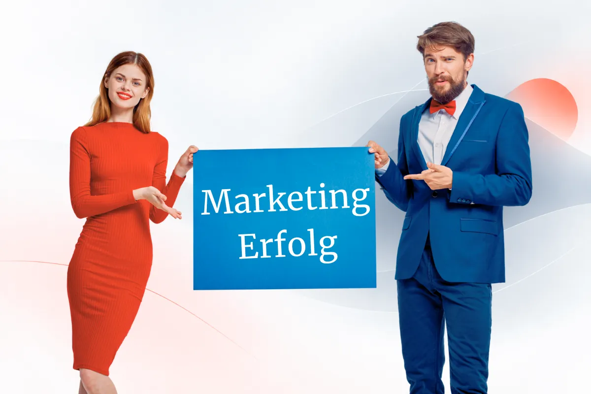 Kreativteam einer Agentur präsentiert Entwürfe am Bildschirm
