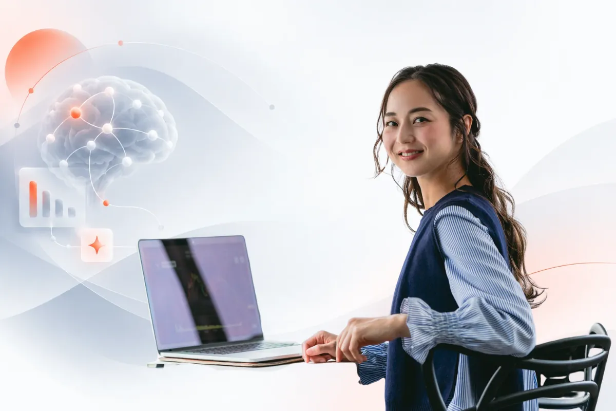Unternehmerin überarbeitet am Laptop Texte und Bilder für ihre Werbung